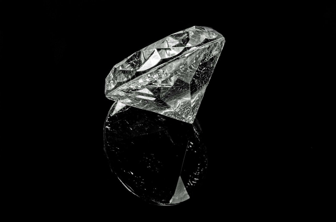 diamant incliné sur un fond noir